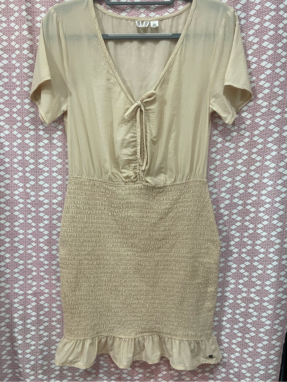 ROXY Beige Smocked Bodycon Mini Dress V-Neck Keyhole Tie Front Ruffle Hem Sz L